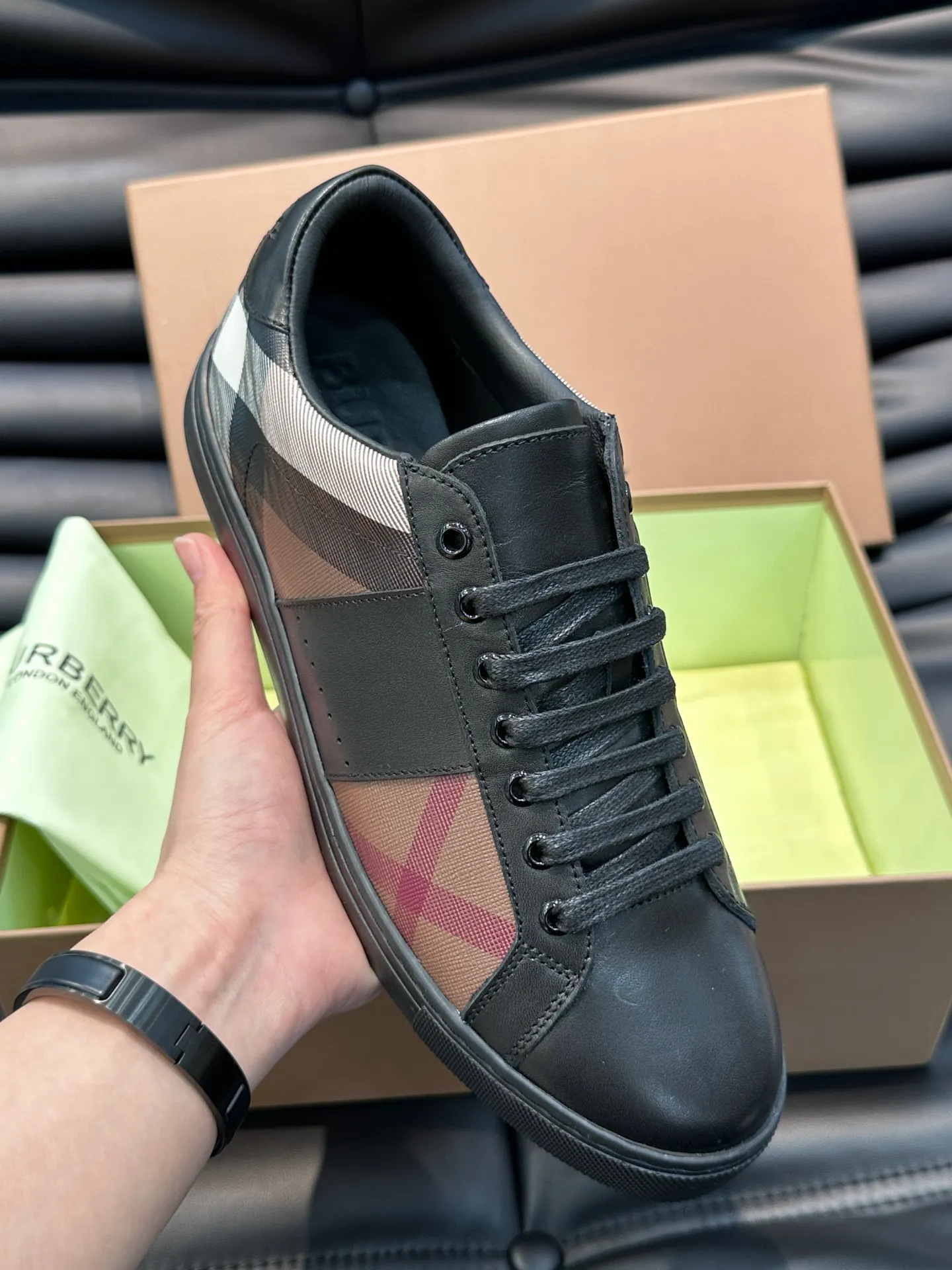 ¥380 B's men's classic low-top sneakers are reinterpreted in Vintage plaid cotton material and decorated with a new brand logo. First-layer cowhide lining, embossed Burberry logo on the heel, and original TPU outsole! Size: 38-44 (45 46 customized)
